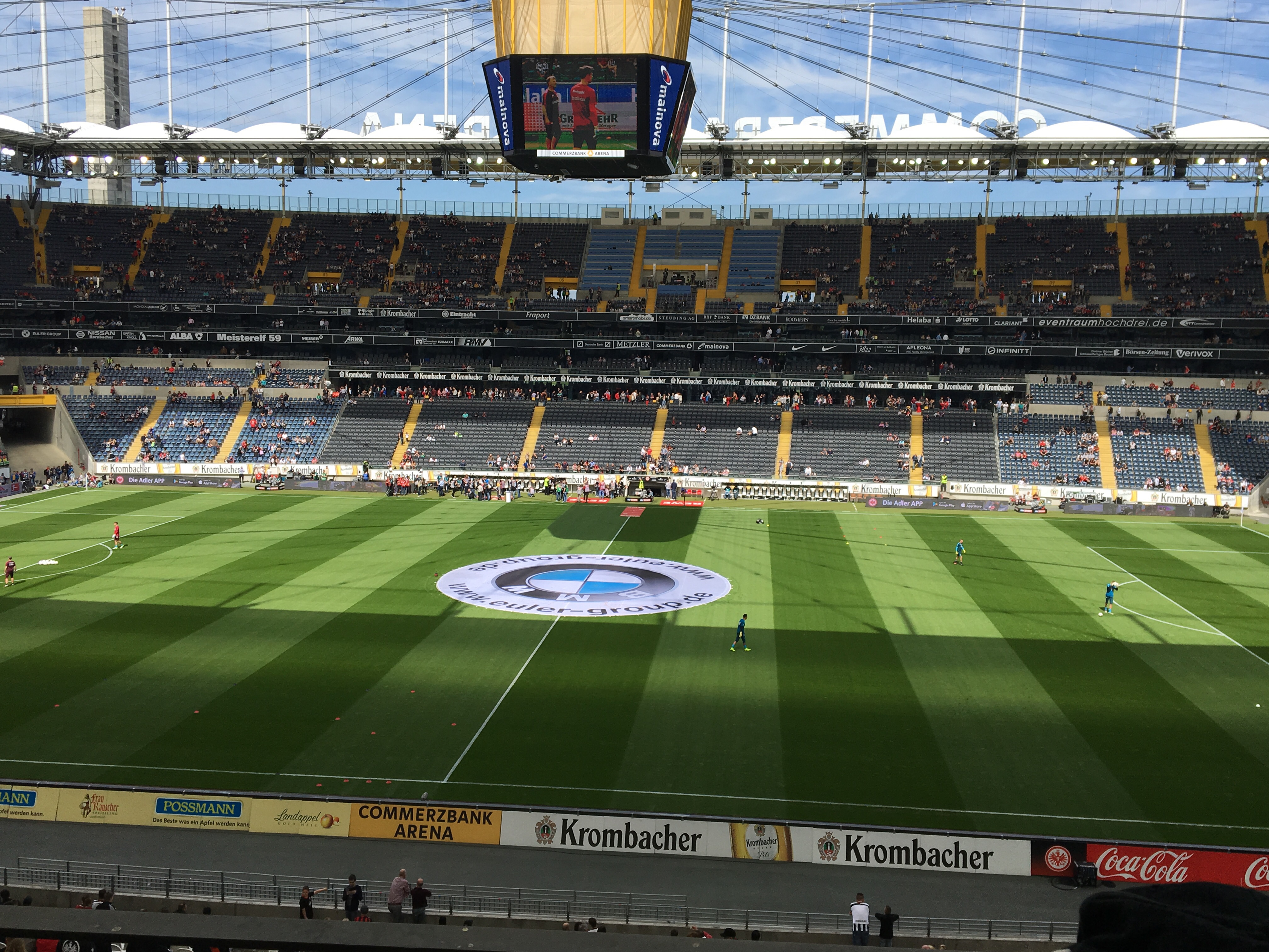 Blick auf Spielfeld und Haupttribüne der Commerzbank Arena: Johannes besuchte am 15.12.2019 die Schalker Veltins-Arena