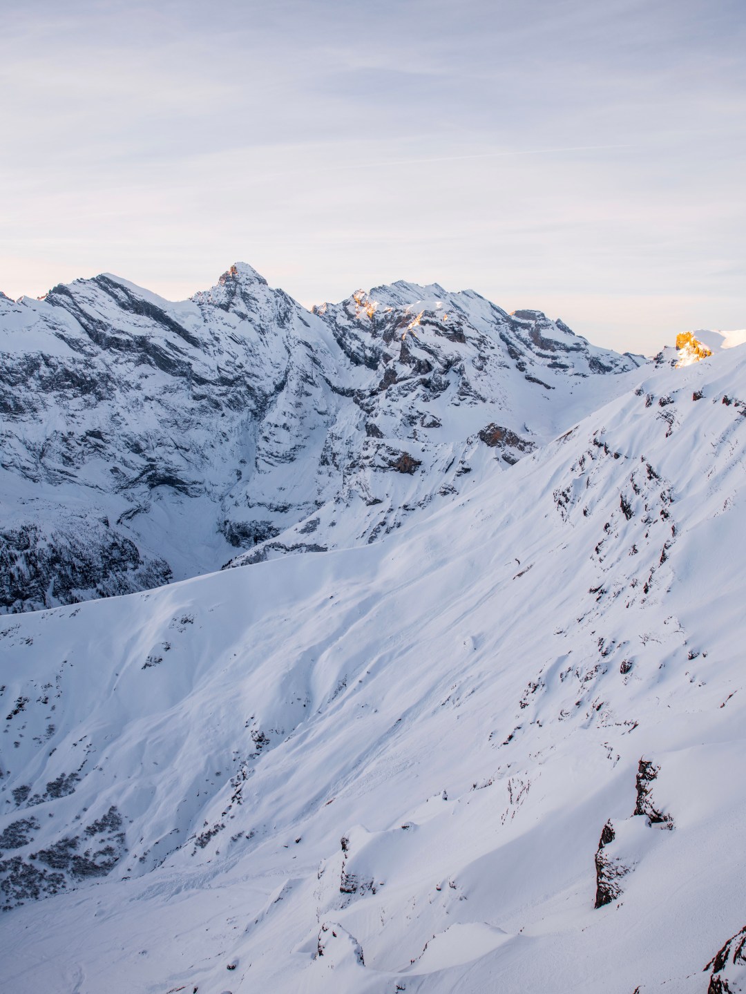 Bergspitzen mit Schnee bedeckt.