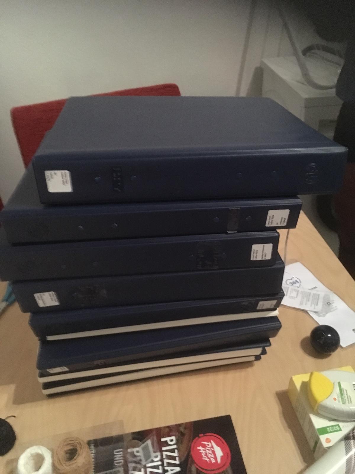 Mehrere Blindenschriftbücher liegen gestapelt auf dem Tisch.