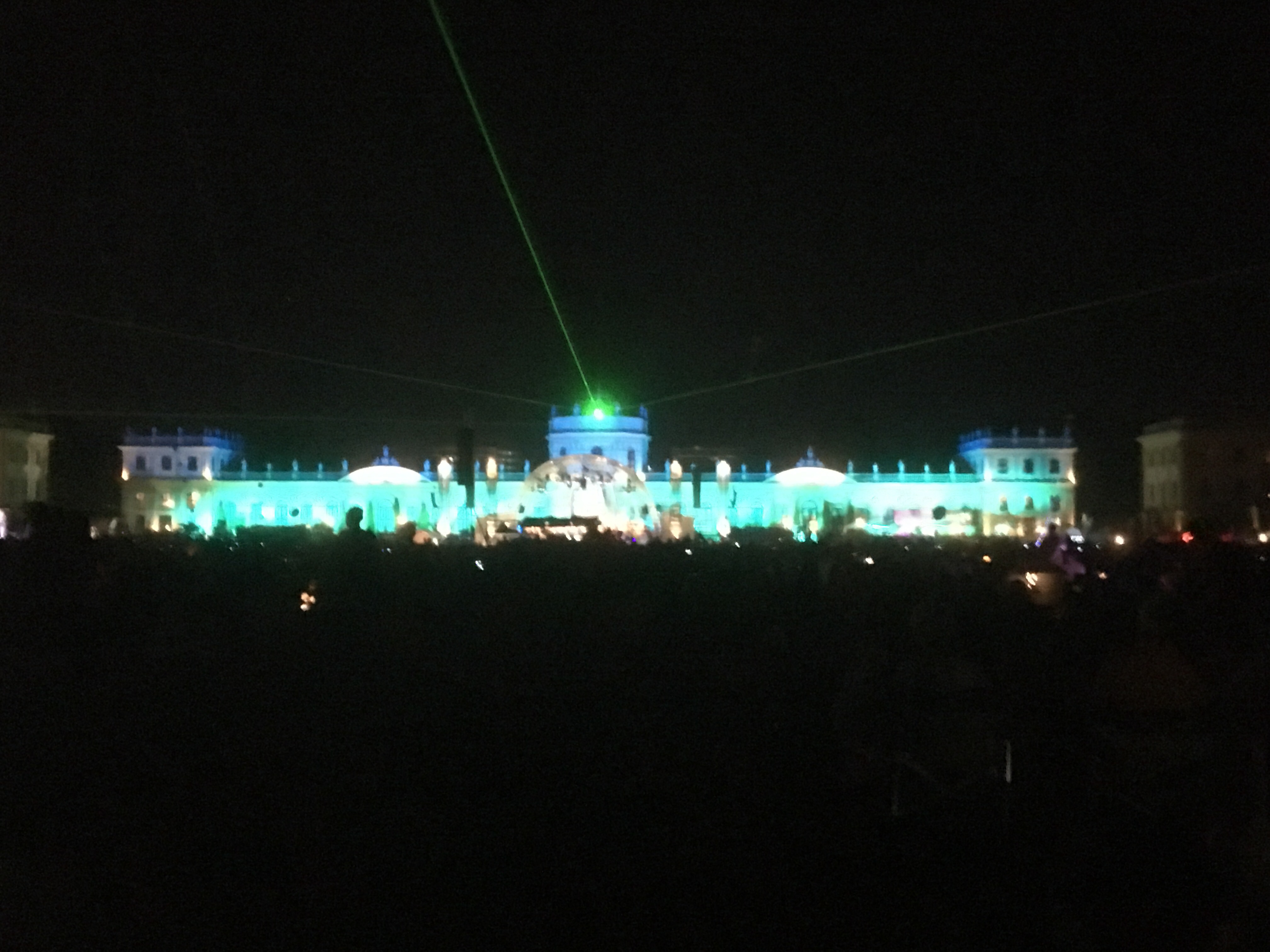Sehr idyllisch: Die Orangerie leuchtet türkisgrün. 