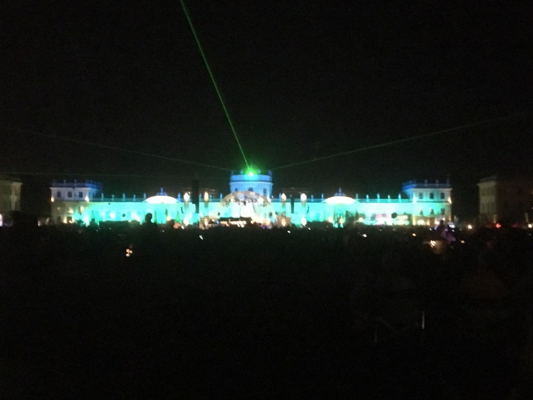 Sehr idyllisch: Die Orangerie leuchtet türkisgrün. 