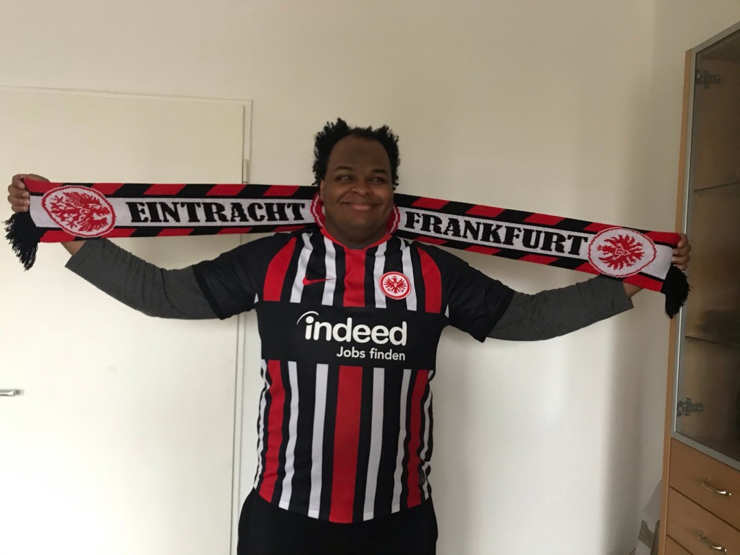 Johannes mit Eintracht Trikot und Schal
