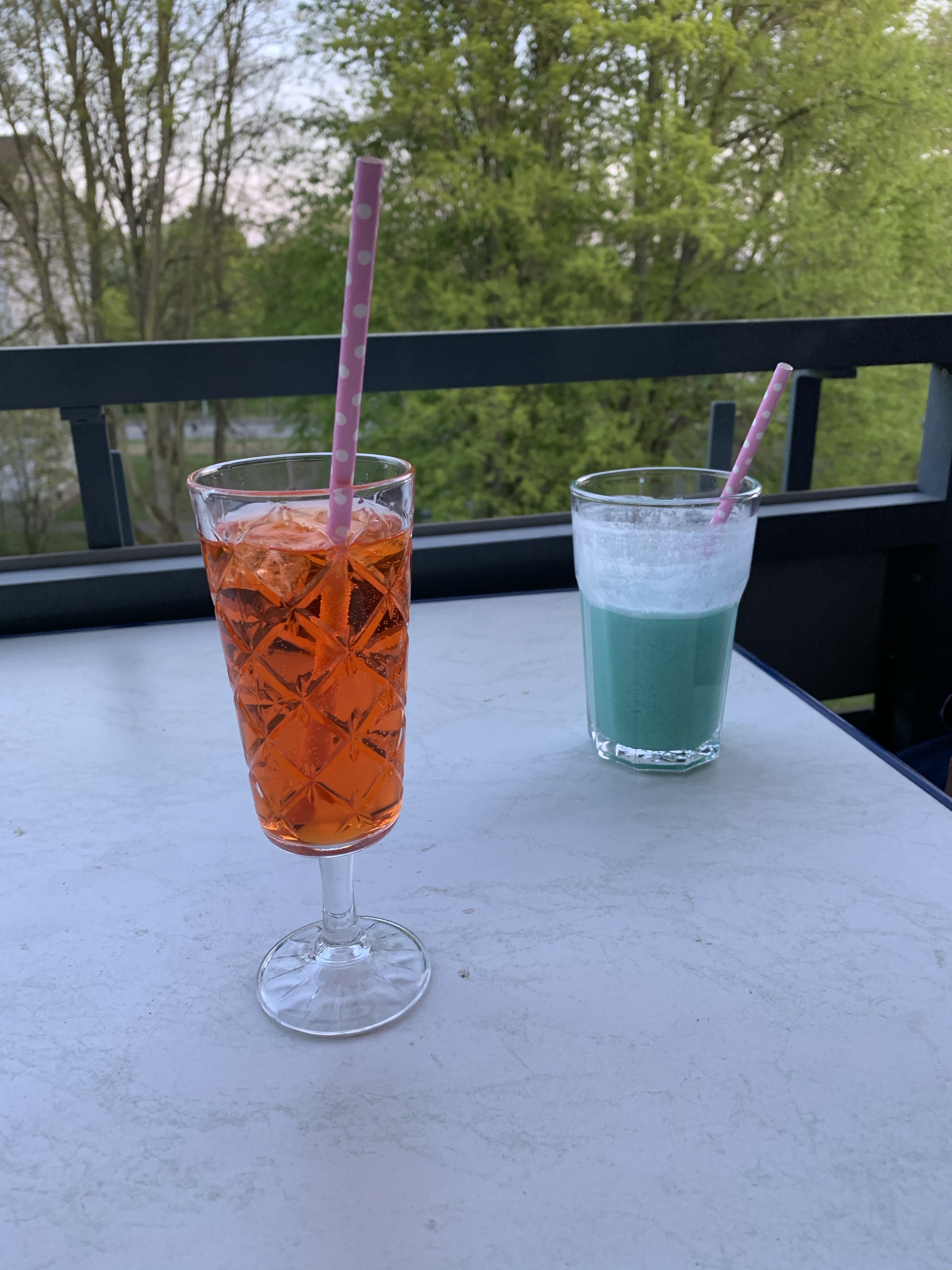 2 Cocktails auf dem Tisch auf dem Balkon