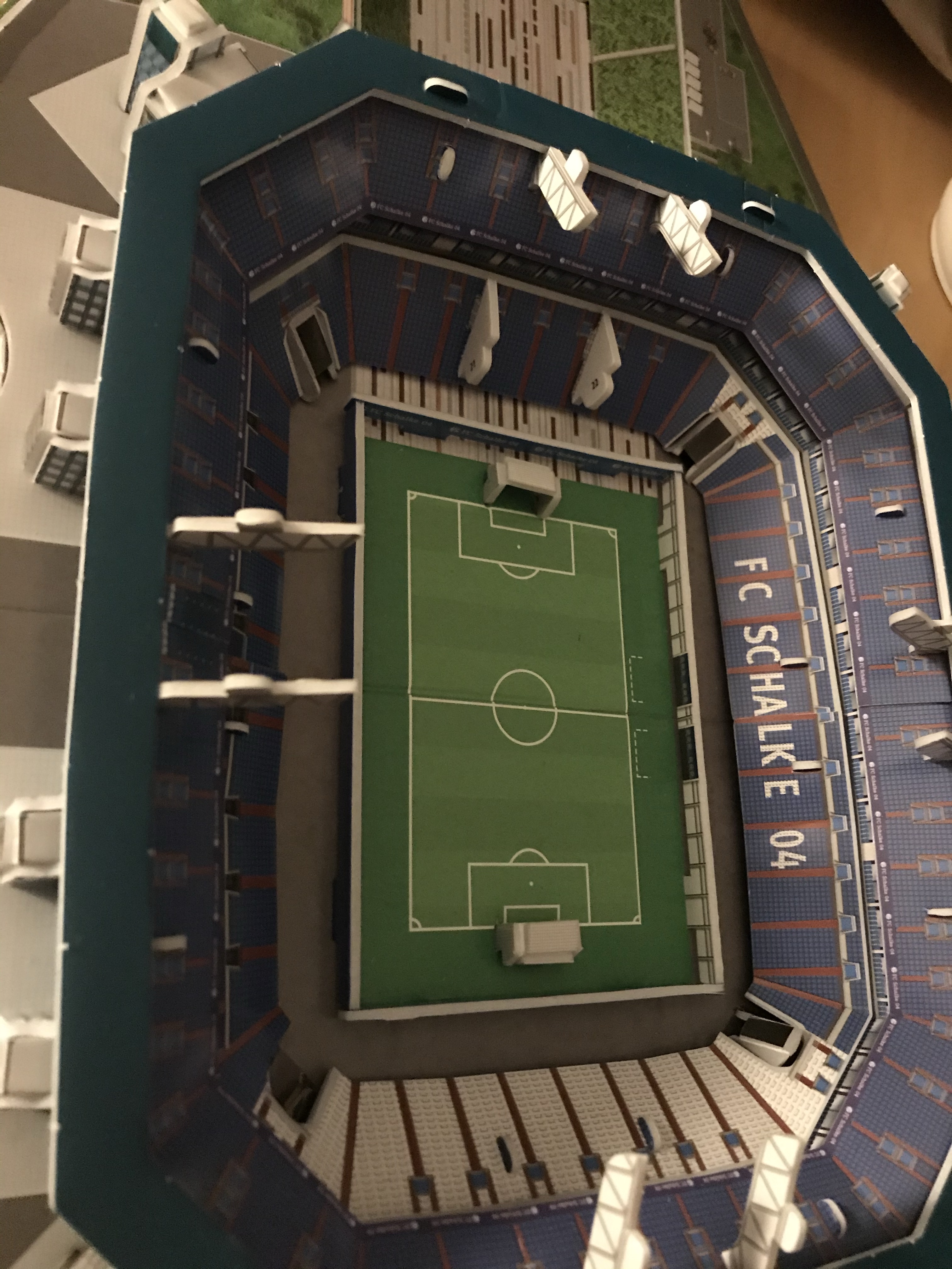 Blick auf gepuzzelte Tribüne von 3D-Modell.